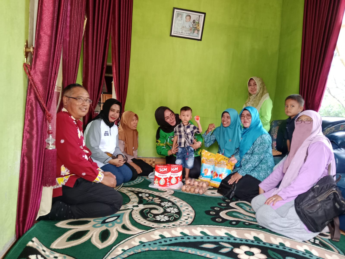 Penyerahan bantuan kepada keluarga beresiko stunting oleh Camat Way Bungur