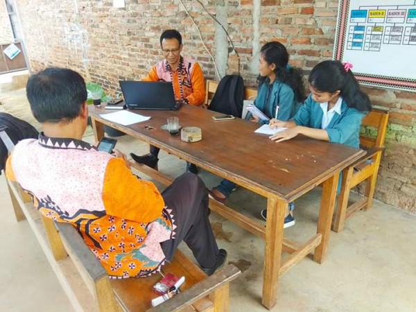 Mahasiswa sedang mewawancarai pemerintahan desa untuk mencari data