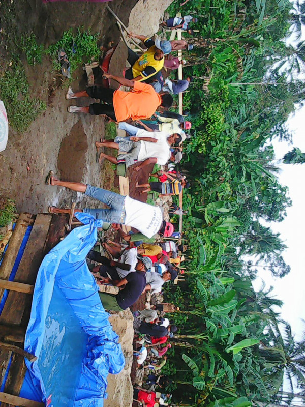 Masyarakat bergotong royong secara swadaya menyumbangkan tenaga dan material bagi pembangunan di desanya