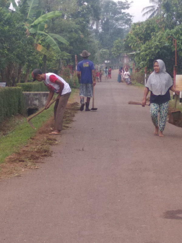 Jumat bersih ,asyarakat dusun 3 desa Bogorejo kerja bakti dalam menyongsong lomba antar RT pada bulan agustus