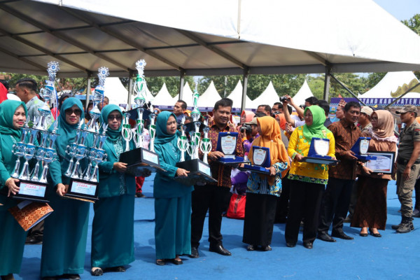Kepala Desa Bogorejo menerima penghargaan dari BKKBN Prov, Lampung