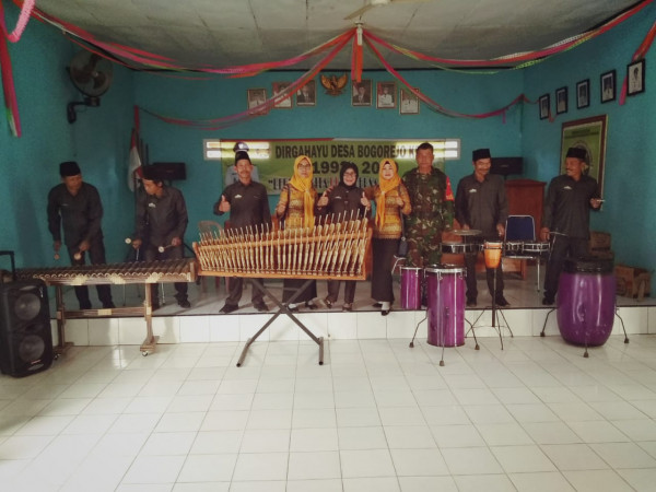 Pokja kampung kb berfoto di alat musik desa