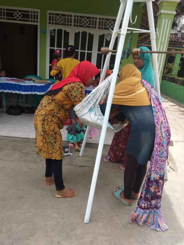 Penimbangan Bayi di Posyandu Melati Dusun 7