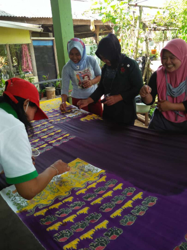 Proses menggambar motif batik khas Lampung