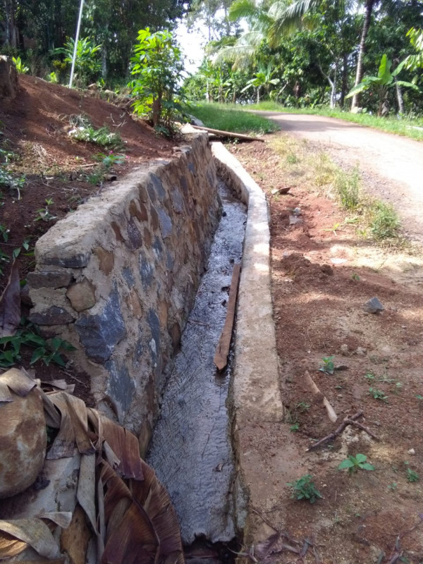 perbaikan saluran irigasi menuju desa