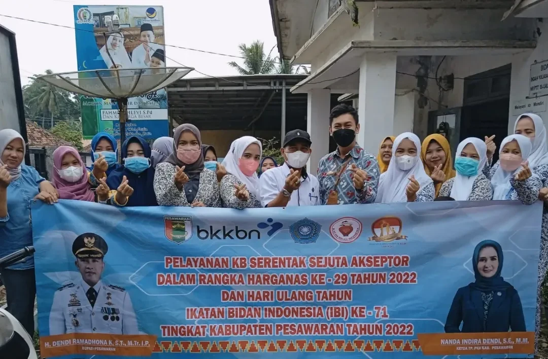 Foto bersama Camat, Penyuluh KB, IBI, Kader KB dan Para Akseptor KB Kecamatan Punduh Pedada