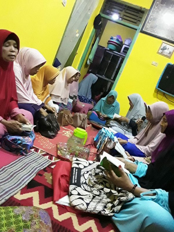 Pengajian rutin bulan di tempat Ibu Siti Asifah