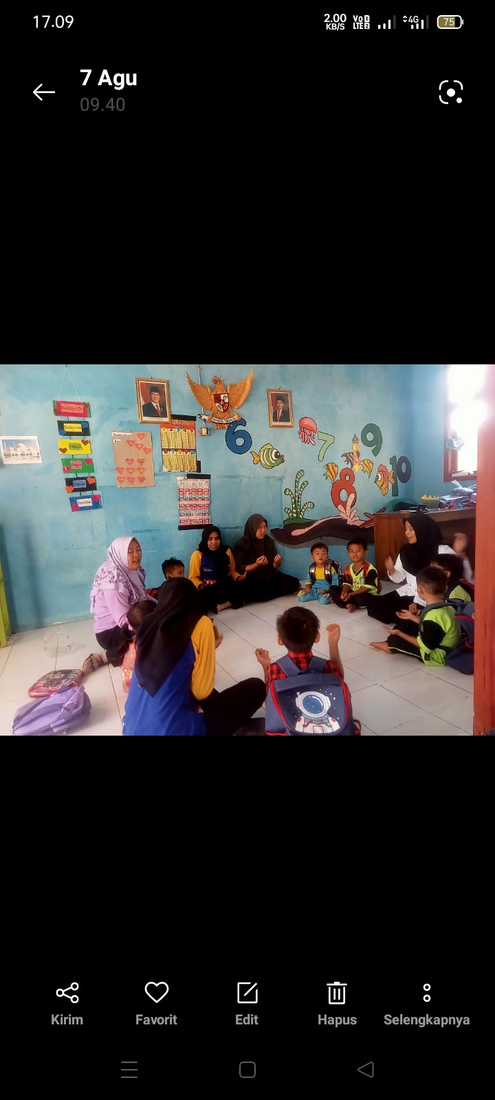 Berdoa bersama sebelum pulang