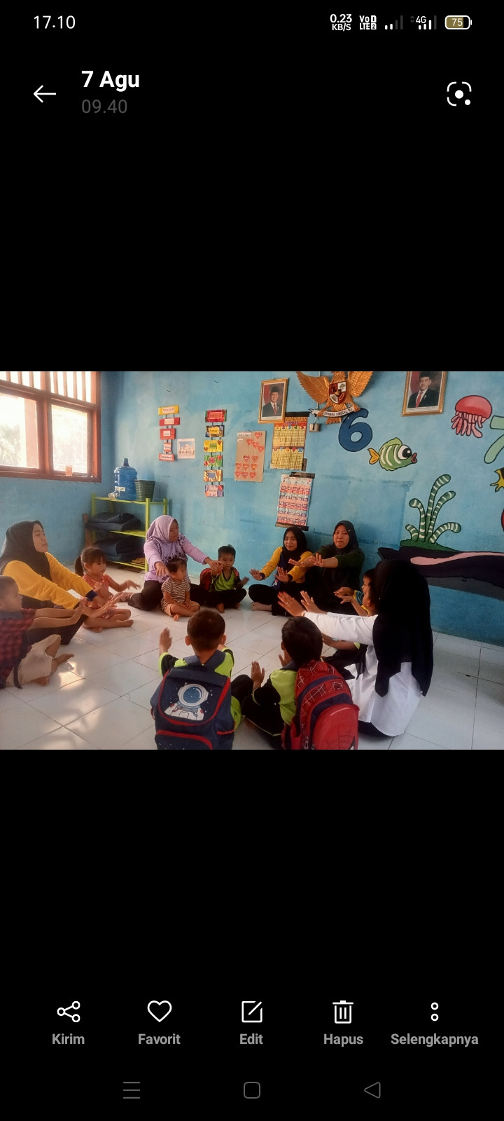 Bernyanyi dengan geraka tangan kedepan