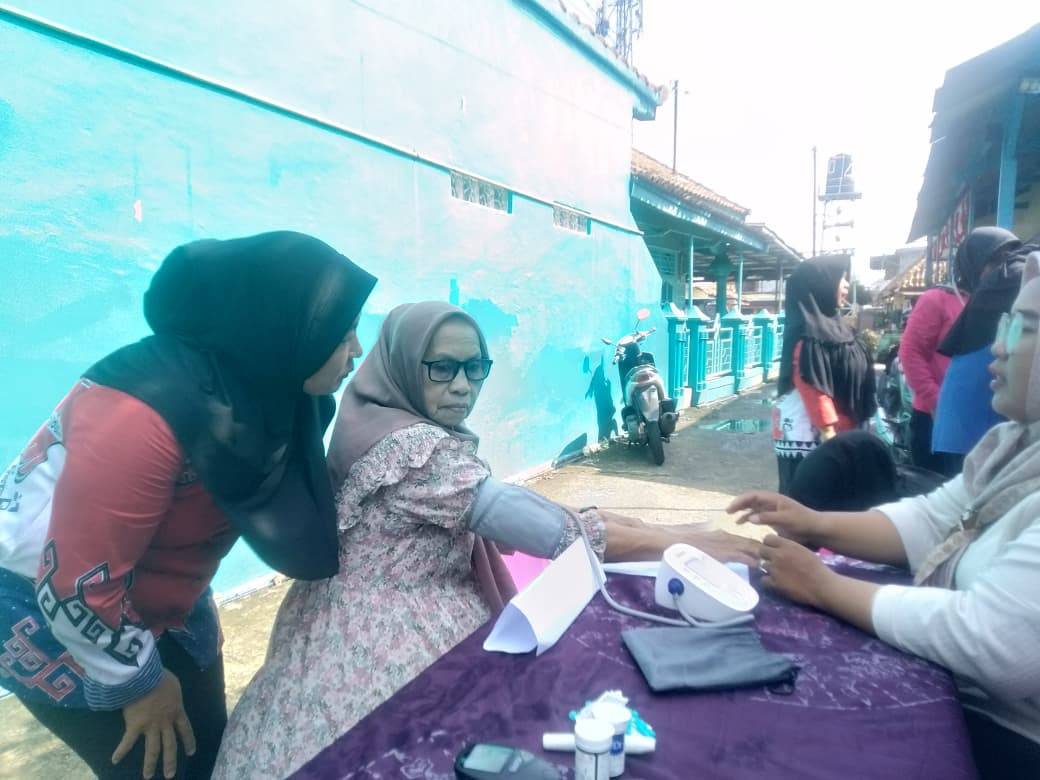 Melakukan KIE bersama Lansia secara individu