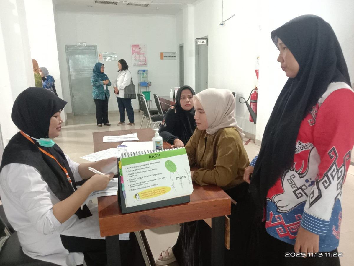 Sub ppkbd mengantarkan akseptor untuk mendapatkan pelayanan KB