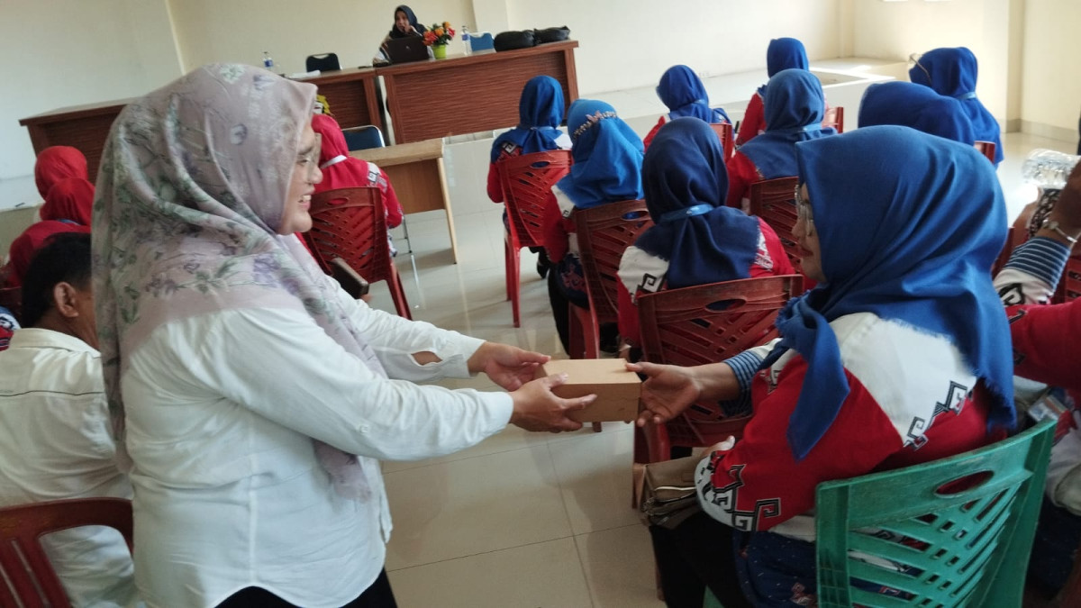 Penyerahan Alat Permainan Edukatif untukmkelompok BKB
