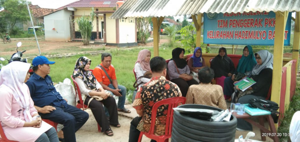 Bpk lurah ssedang memberi pengarahan  tentang kebun kolektif kampung kb yg bekerjasama dng tp pkk kelurahan