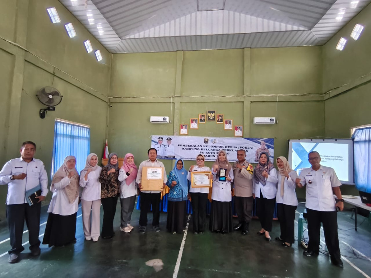 Pemberian penghargaan kepada kelurahan Banjarsari Sebagai Juara 2 Lomba Kampung KB Tingkat Provinsi Tahun 2024