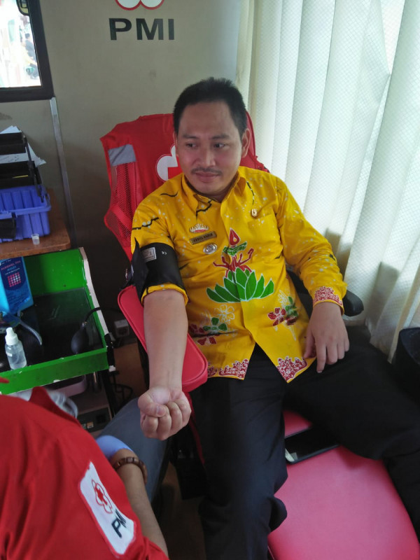 Bapak Canat Metro Barat berpartisipasi dalam aksi donor darah