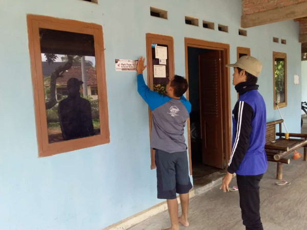 Pemasangan stiker pencegahan covid di Kampung KB