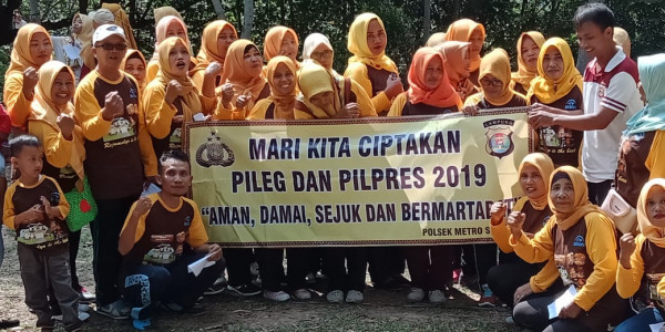 Penyuluh KB, Babinkamtibmas dan Para Kader Foto bersama mendeklarasikan Pemilu Damai