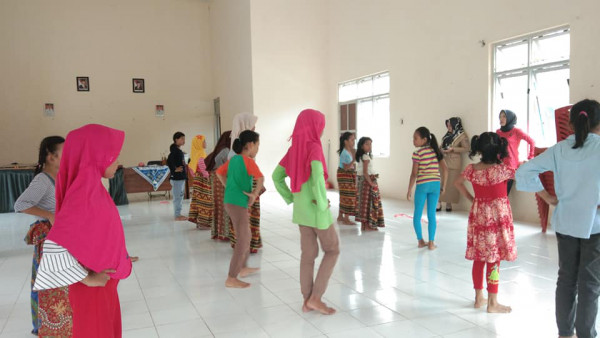 Anak-anak Kampung KB sedang praktek menari