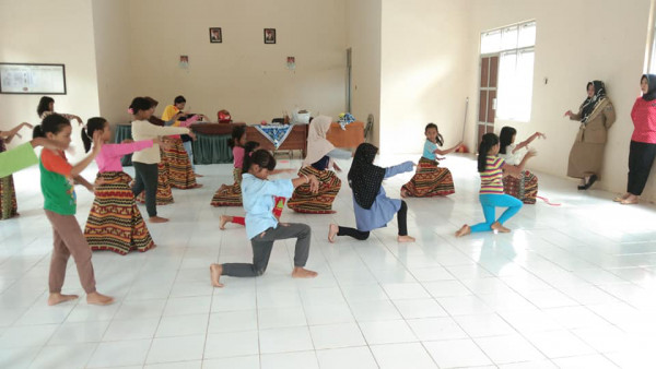 Latihan seni Tari Anak-anak Kampung KB Kelurahan Rejomulyo