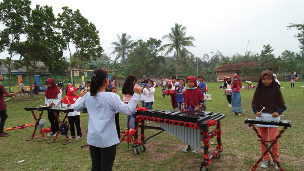 Latihan Drum Band anak-anak di Kampung KB Rejomulyo yang di bina oleh PIK R Kampung KB