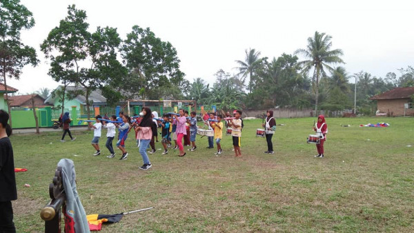 Latihan Drum Band anak-anak di Kampung KB Rejomulyo yang di bina oleh PIK R Kampung KB