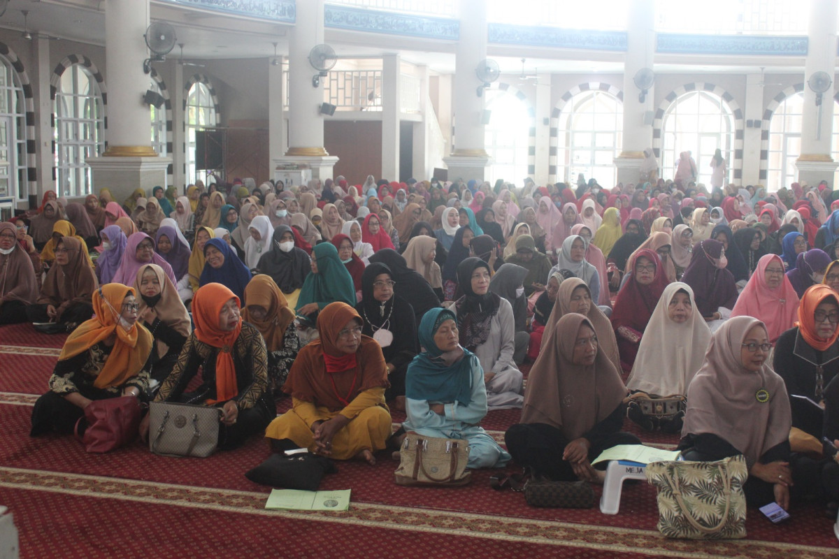 Ibu Ibu Kel Rejomulyo Mengikuti Pengajian Di Masjid Taqwa