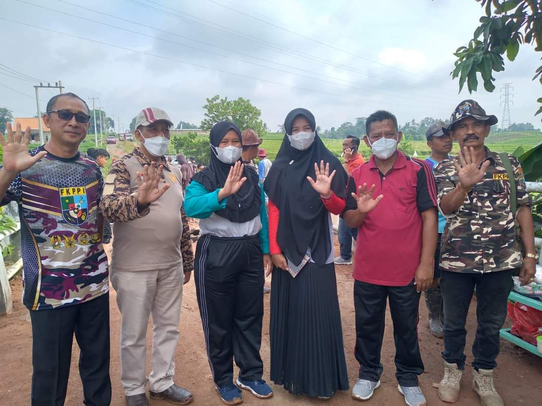 Ibu Camat Mengunjungi Pengerjaan Jalan FKPPI Kel Rejomulyo