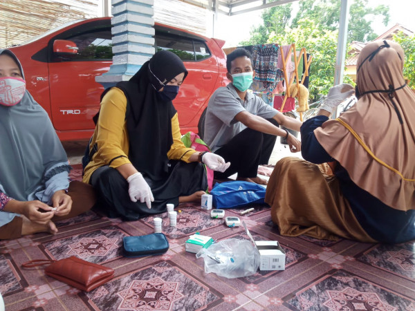 Pemeriksaan Kesehatan pada lansia oleh Kelompok BKL Kartini