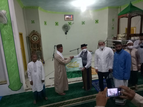 Penyerahan Instensif Imam masjid 2021 oleh Bupati Kabupaten Bangka