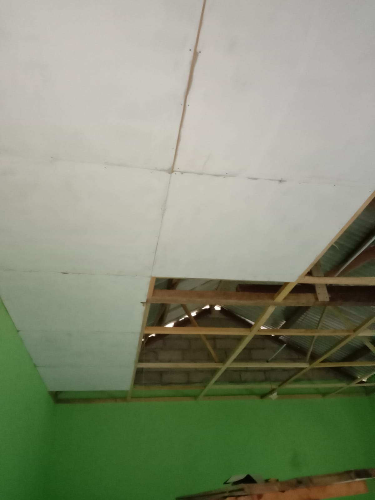 Perbaikan Platfon Gedung TPA Dusun Temberan