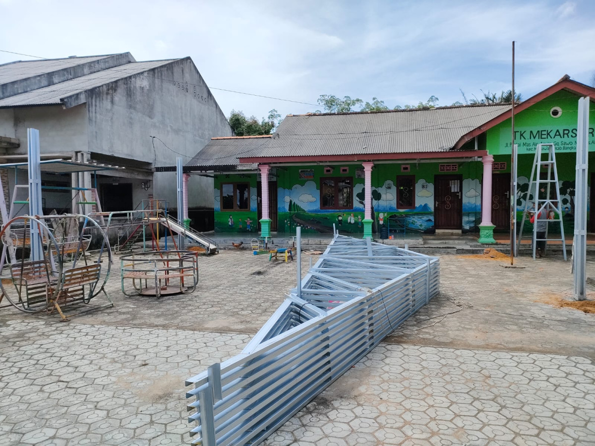 Pembangunan Kanopi Gedung PAUD/TK Mekarsari Desa Air Anyir