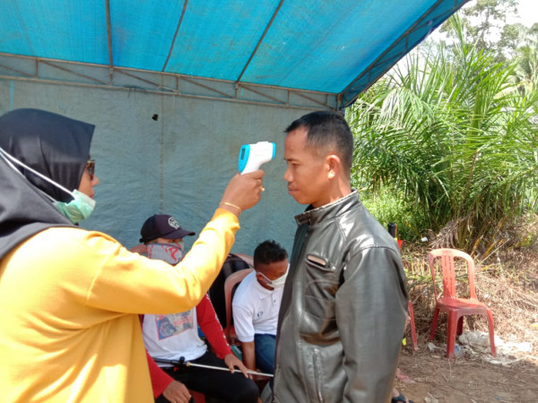 Pemeriksaan Suhu Tubuh oleh rekan-rekan tim Gugus Tugas Pencegahan Covid-19 Desa Payabenua