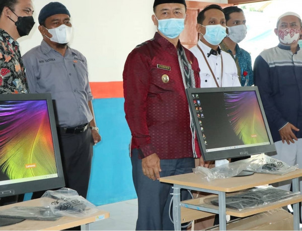 Wakil Bupati Bangka beserta rombongan melihat bantuan 15 perangkat PC