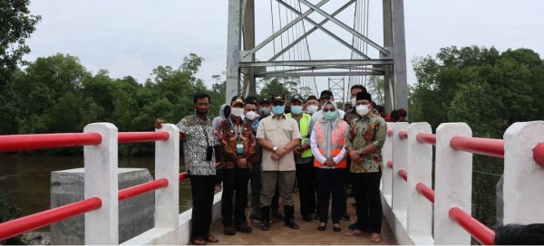 Peresmian Jembatan Gantung Penghubung Desa Kota Kapur dan Desa Labuh Air Pandan
