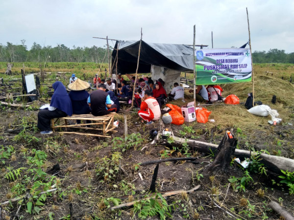 Pelaksanaan musyawarah masyarakat Desa dari Tim Puskesmas di Kelompok Tani 