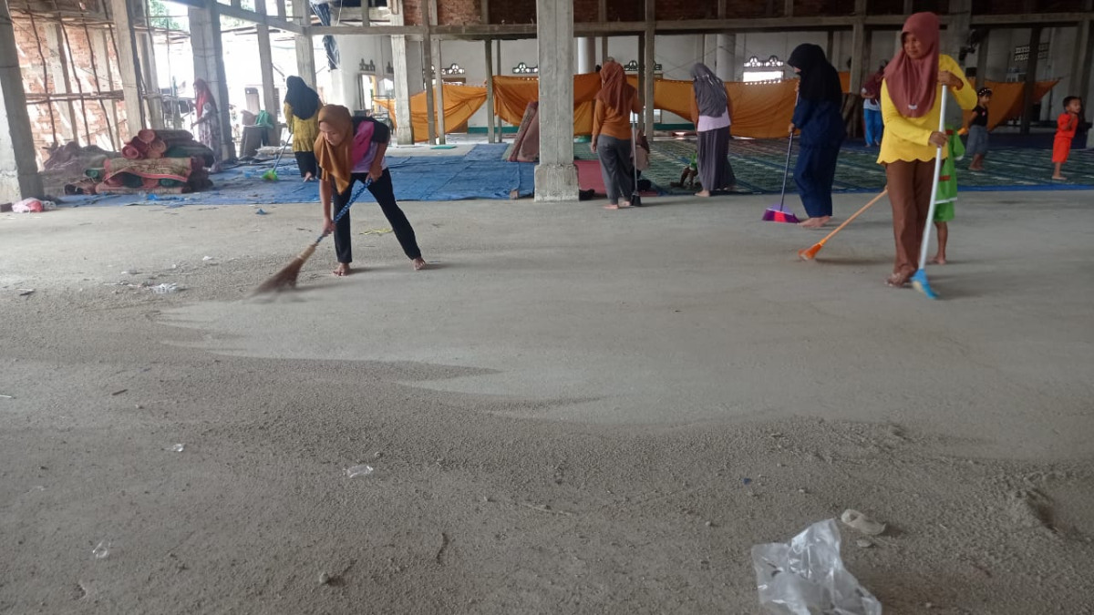 Gotong Royong membersihkan Mesjid Nurul Yaqin Desa Labu