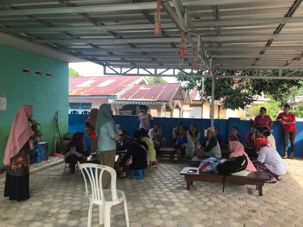 Penyuluh KB Kecamatan Selat Nasik sedang membuka acara BKB HI Kasih Bunda Desa Suak Gual