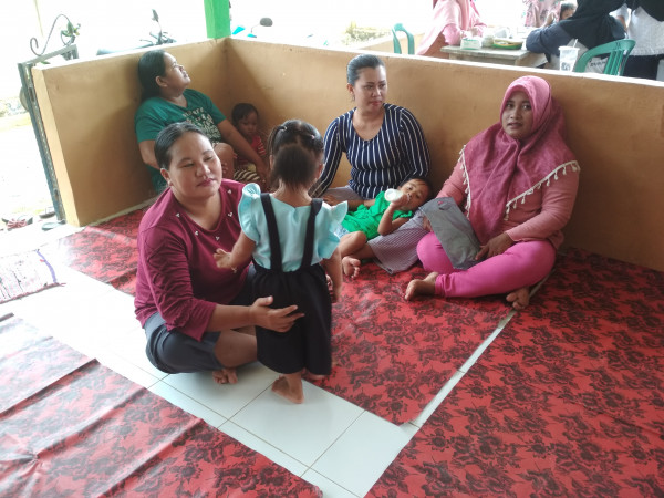 Ibu-Ibu warga Dusun Jungku menunggu antrian penimbangan pada kegiatan Posyandu