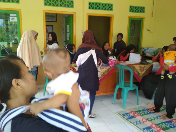 Ibu-ibu menerima Koseling BKB sembari menunggu antrian pemeriksaan Balita di Posyandu