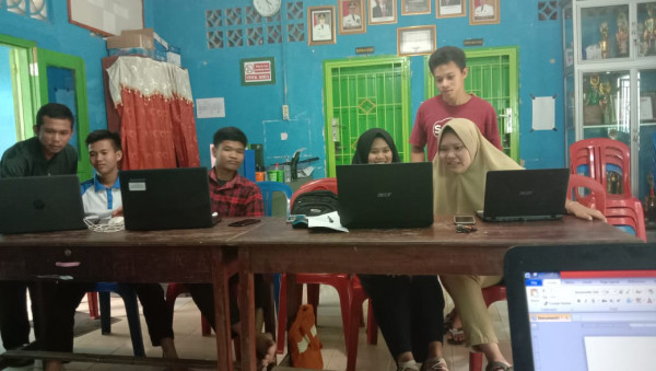 Pelatihan Komputer kepada Remaja Desa Peradong