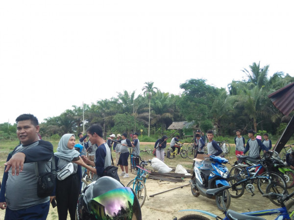 Gotong Royong Remaja Desa Bersama PIKR Pink dalam pengembangan wisata Desa