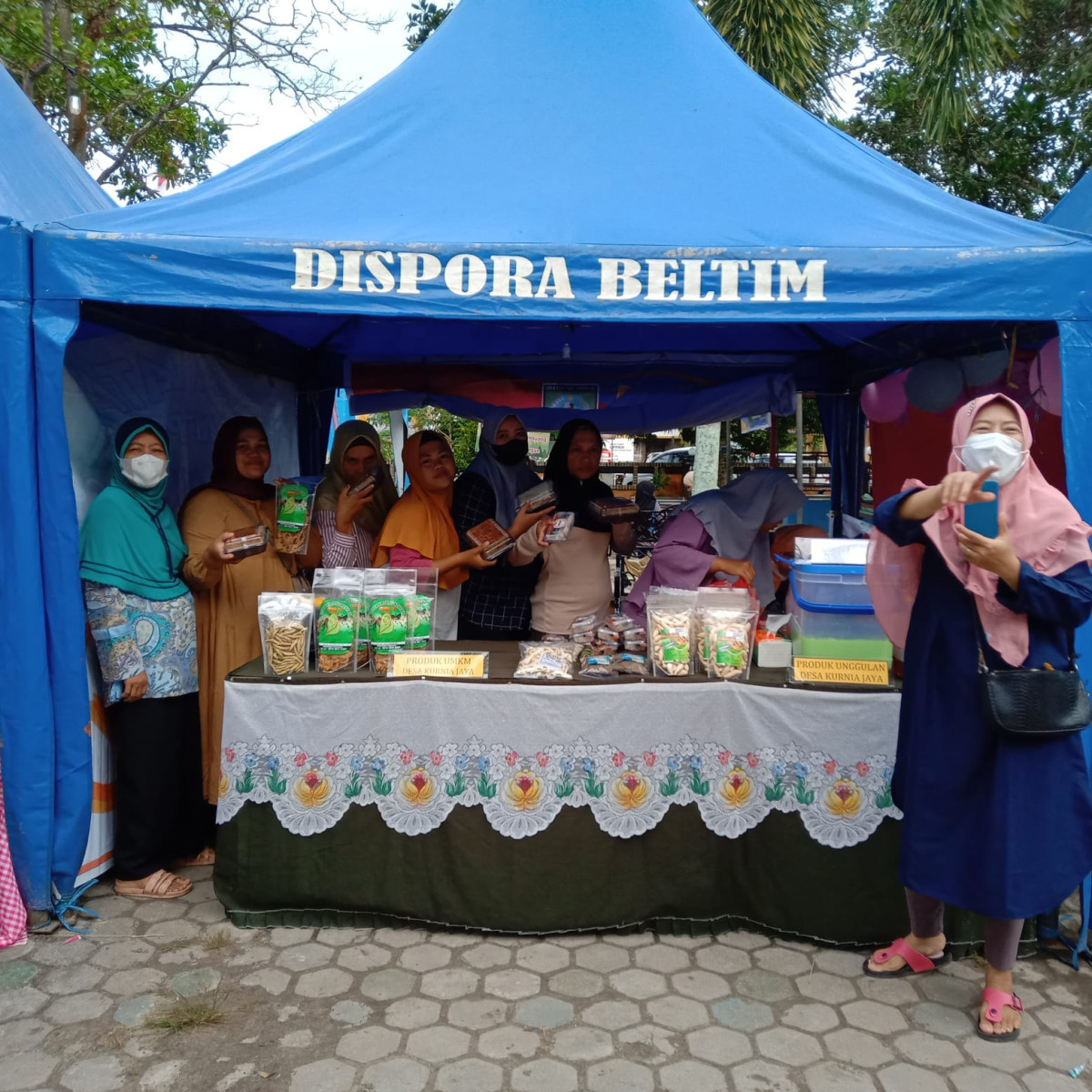Para pengunjung Festival Food Halal yang meilipir ker stand Desa Kurnia Jaya