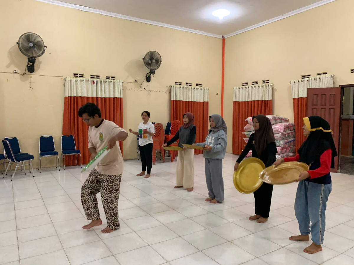 Latihan Tari Sanggar Rampai Jingga Desa Kurnia Jaya