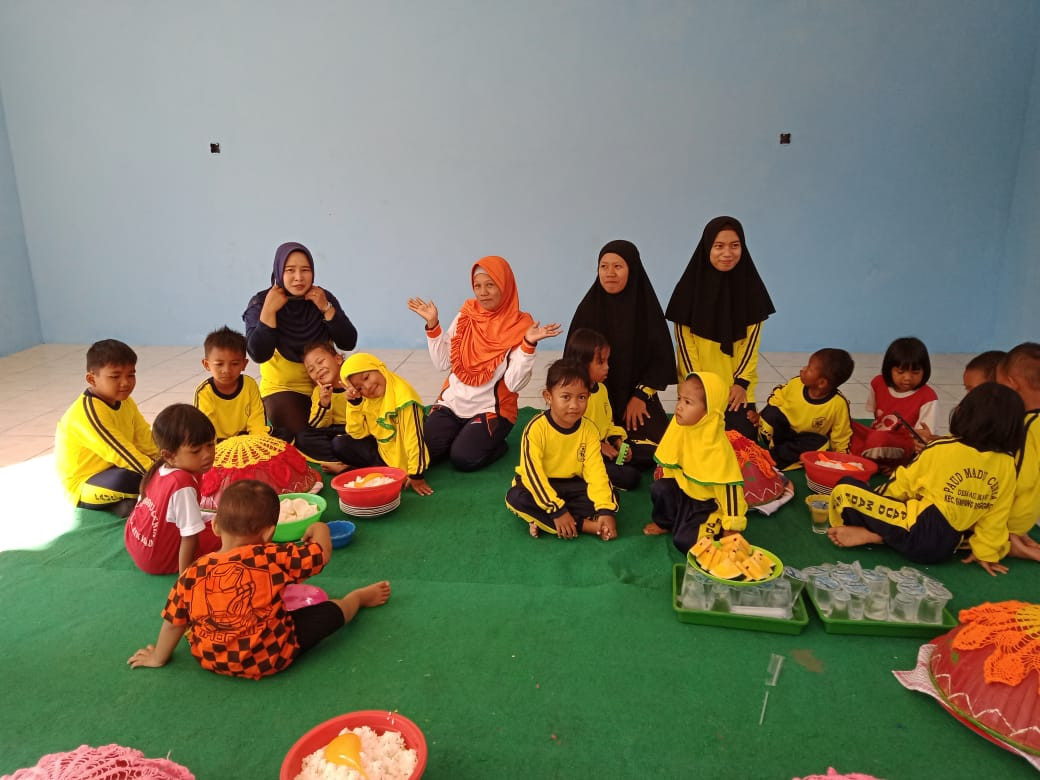 Kegiatan makan bersama "Bedulang" salah satu ciri khas adat budaya Belitung