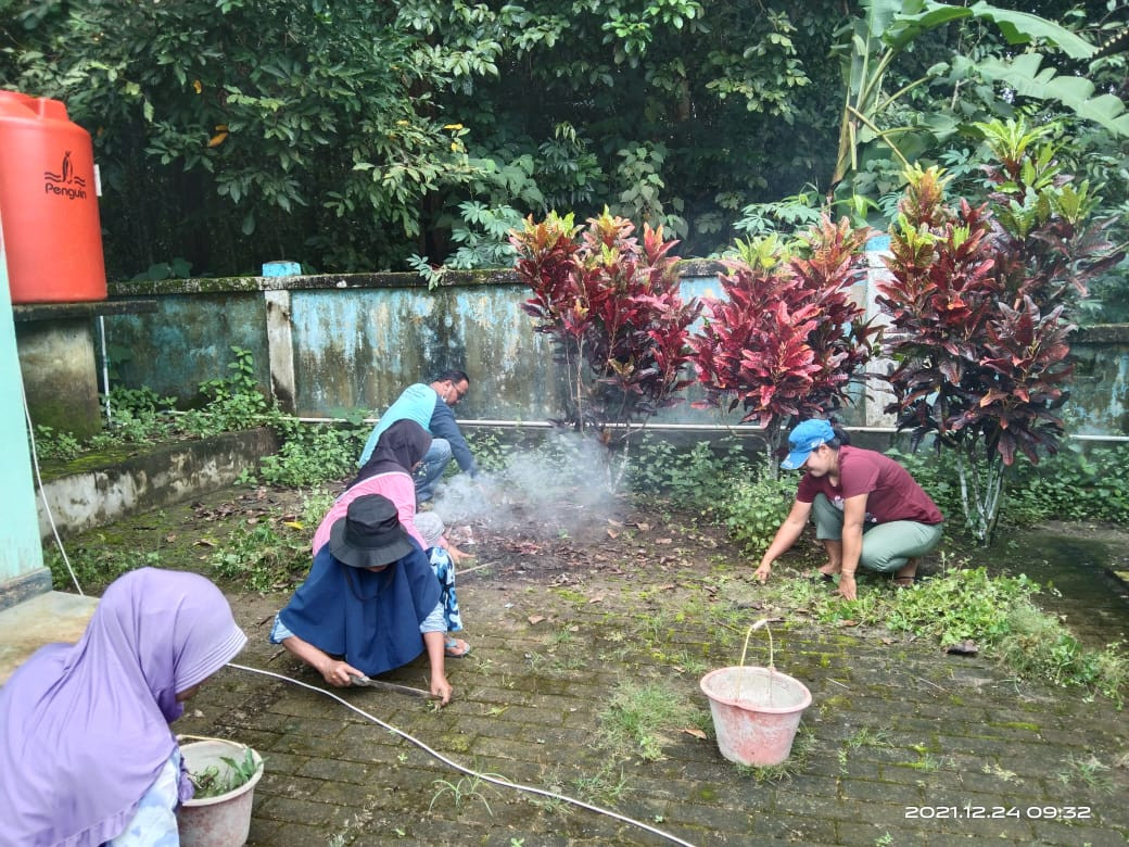 Gotong Royong membersihkan Gedung Posyandu dan Rumah Data Kampung Kb Desa Aik Madu