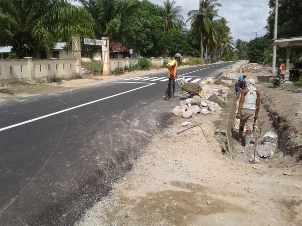 Peningkatan jalan dan pembuatan gorong-gorong di Dusun Batu Air