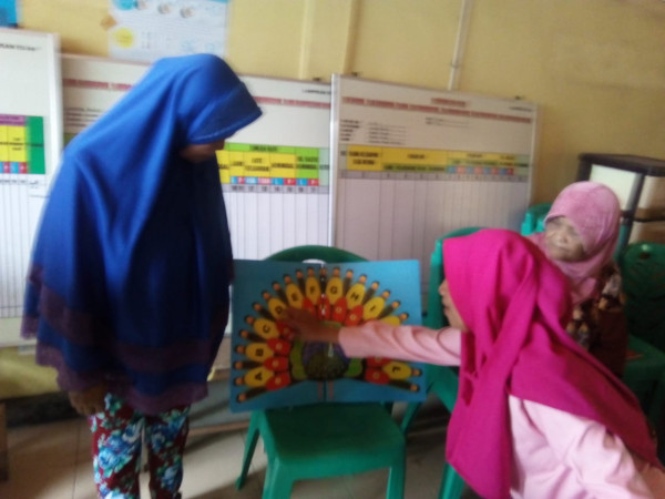 Keluarga di beri penyuluhan oleh kader BKL