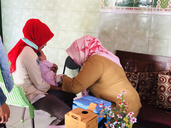 Imunisasi pada bayi oleh bidan puskesmas