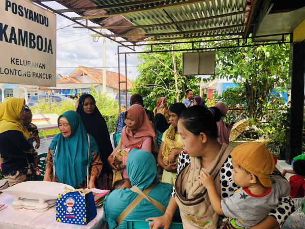 Penyuluhan tentang tumbuh kembang anak oleh kader bkb