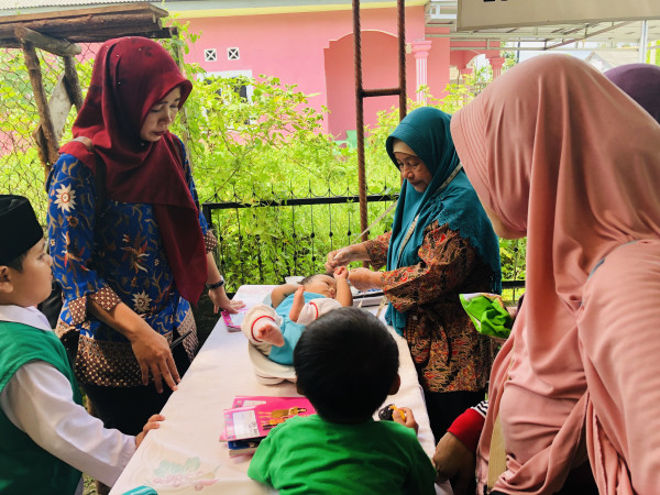 Penimbangan dan ukur tinggi badan dan lingkar kepala oleh kader bkb dan posyandu